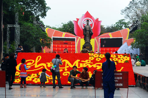 Hanoi city is all in a fluster for Tet holiday 2013
