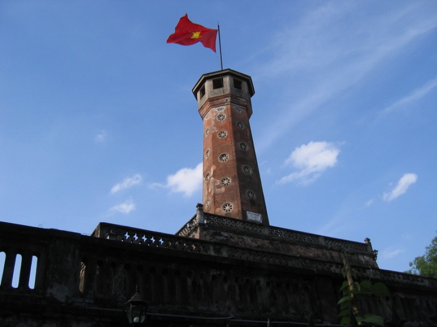 Башня ханой. Флаговая башня в Ханой. Ханойская Цитадель Вьетнам. Вьетнам башня с флагом. Ханойский музей (Архитектор GMP, Ханой, Вьетнам, 2010).